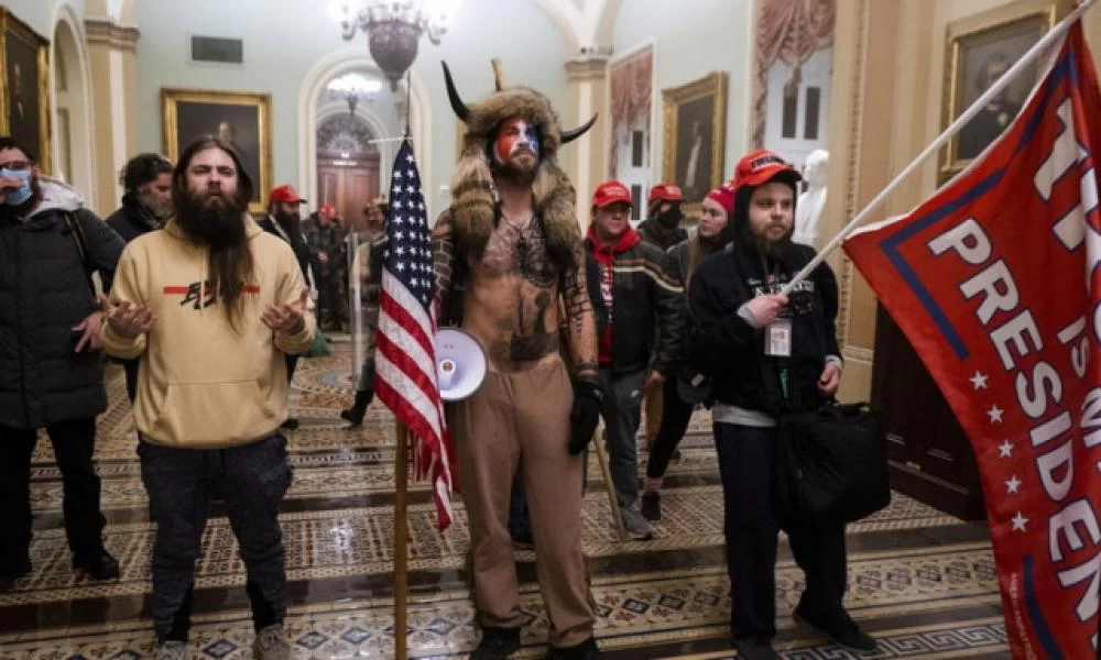 Εισβολή στο Καπιτώλιο: O άνδρας με τα κέρατα, oι σατανιστές παιδόφιλοι και η θεωρία συνωμοσίας QAnon